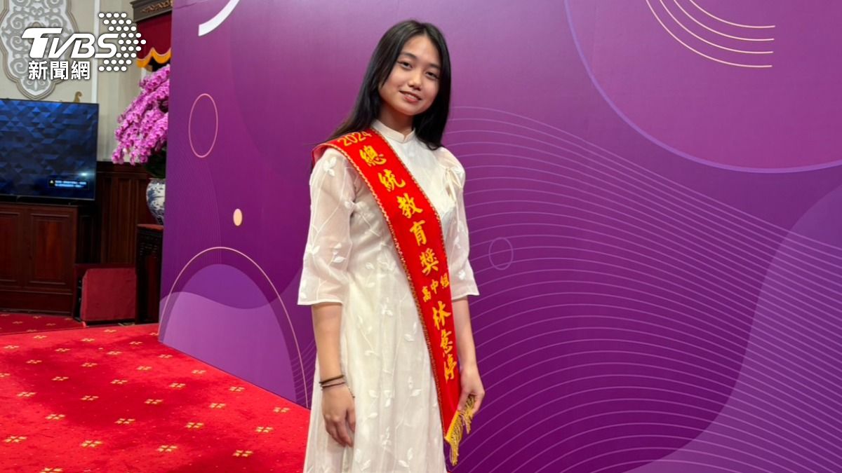 林意婷身著越南傳統服飾「奧黛」，赴總統府領獎。（圖／記者萬紹安攝）
