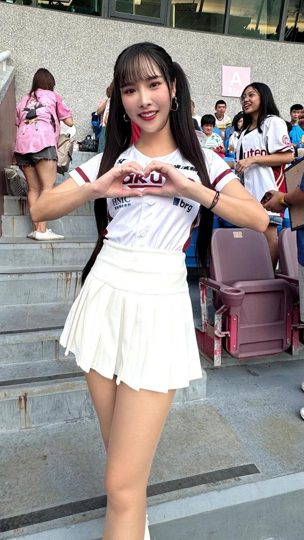 Rina昨在球團的公益日活動裡，帶領小天使們一起看球賽。（圖／隻魚文創提供）