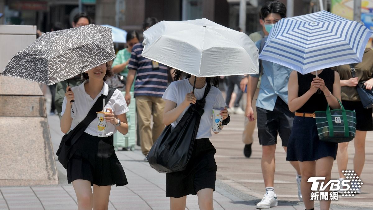 明日各地天氣普遍為多雲到晴，高溫約落在32至36度。（圖／胡瑞麒攝）