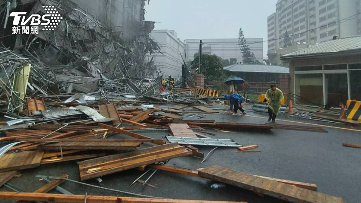 雲林傳出鷹架倒塌壓傷工人。（圖／TVBS）