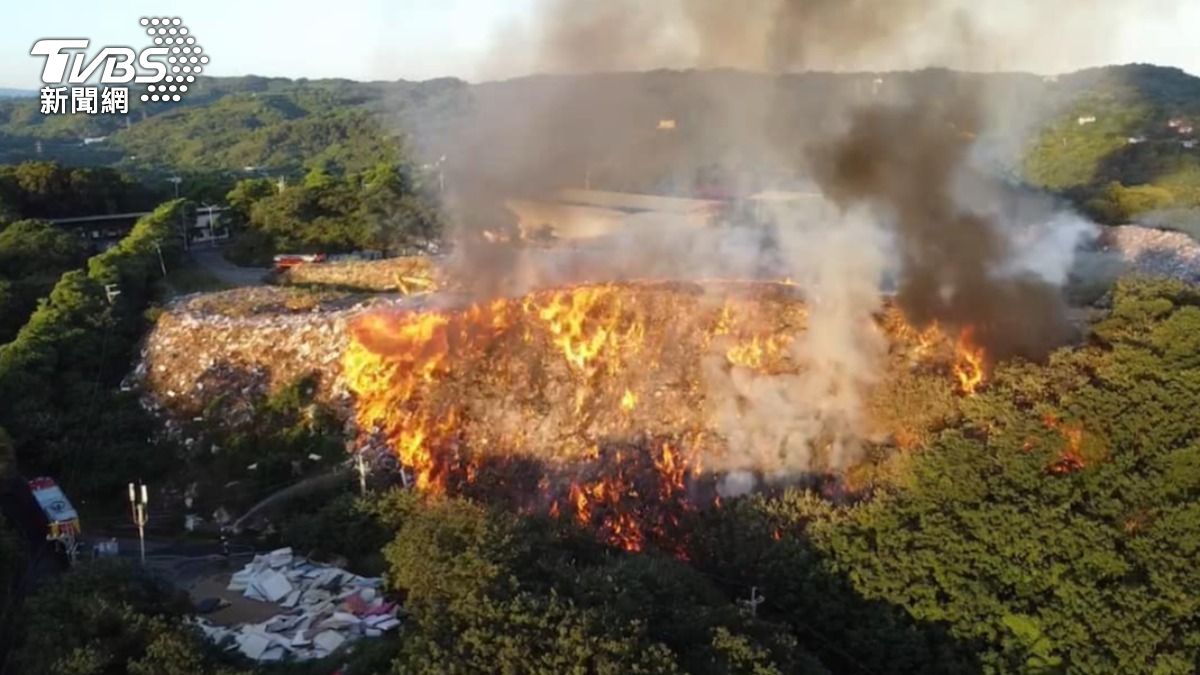 苗栗市西山垃圾掩埋場今（7日）凌晨4時許突發生火警。（圖／TVBS）