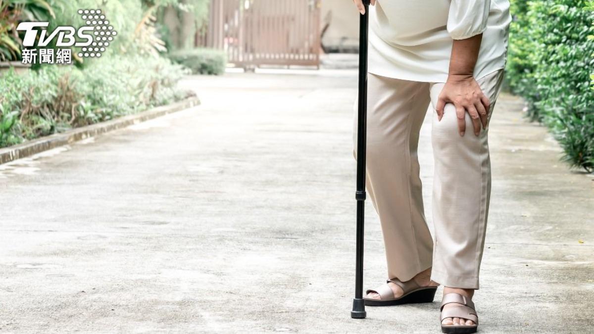 醫生提醒老人走路如果出現拖曳、晃動、跛行或小碎步等症狀，可能是失智症的早期警訊。（示意圖／shutterstock達志影像） 