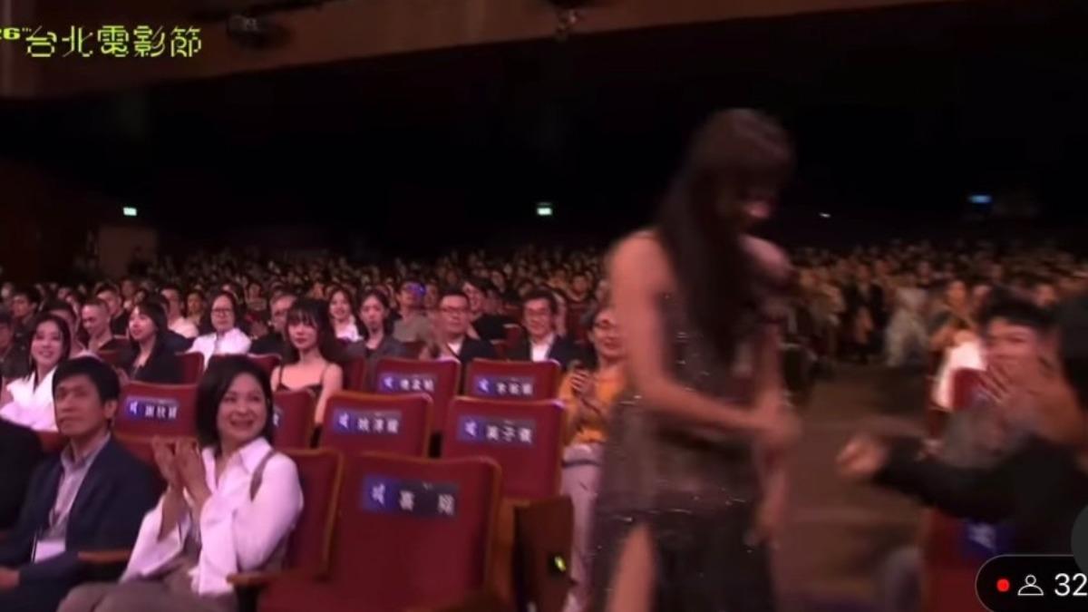 陳意涵上台領獎前先跟周渝民碰拳。（圖／翻攝自北影直播）