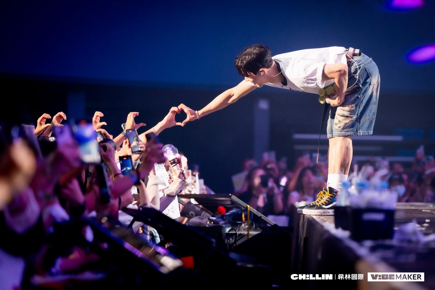 李起光特別跟台下粉絲合比愛心。（圖／希林國際提供）