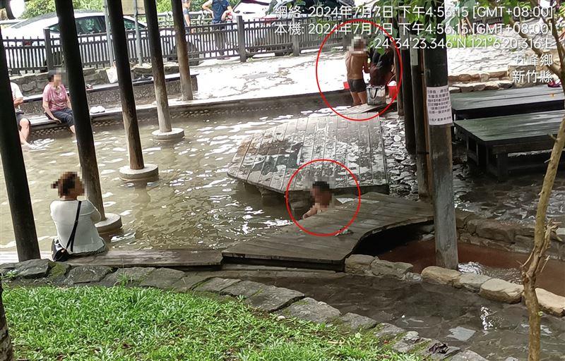 現場除了有泡腳民眾外,還有2名裸著上半身的阿北「整個人浸在池中」。(圖/翻攝自臉書社團爆料公社二社)