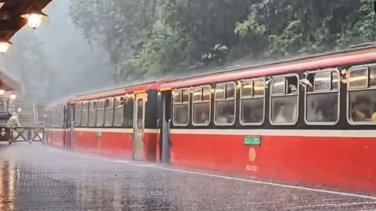 阿里山神木車站雨勢很大。（圖／翻攝記者爆料網）