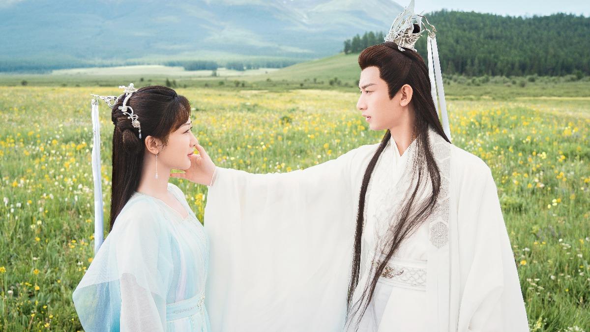 楊紫(左)、成毅飾演顏淡仙子與應淵帝君,談了一場禁忌戀愛。(圖/緯來提供)