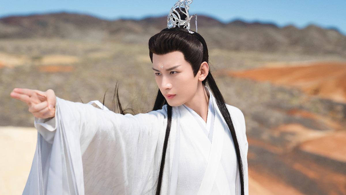 最讓成毅難忘的是新疆仙魔大戰的風吹沙場景。(圖/緯來提供)