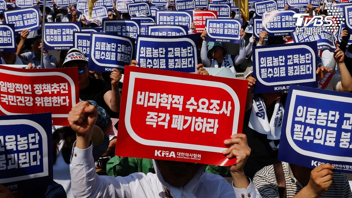 南韓醫師在集會上罷工（圖／路透社）