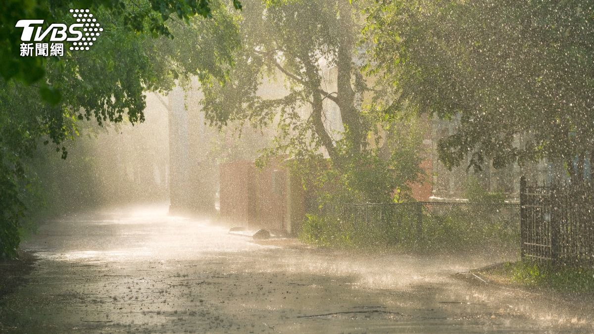 天氣持續高溫加上午後雷陣雨，這種天氣型態是登革熱爆發的要素。（示意圖／達志影像Shutterstock）