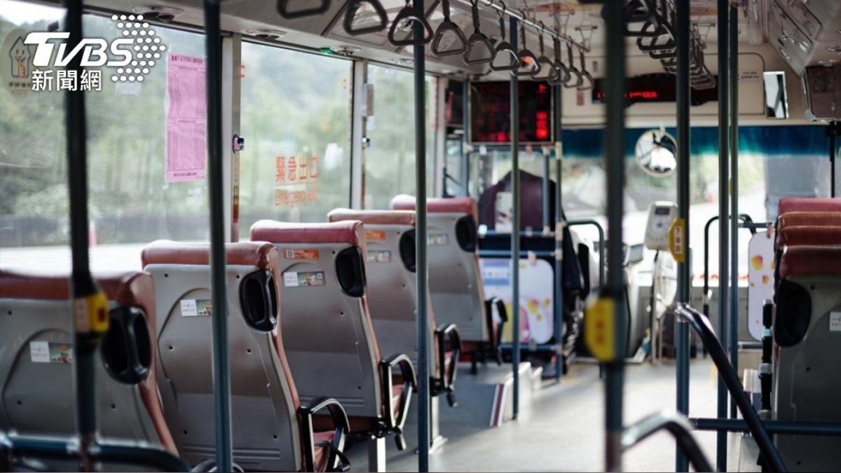 一名女網友指控在624往新店方向的公車上被性騷擾。（示意圖／shutterstock 達志影像）