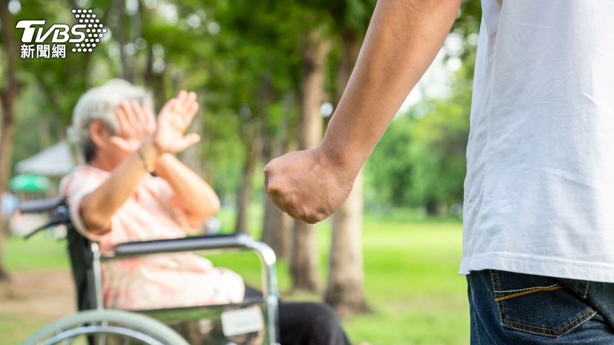 一名邱男收到保護令，硬逼老母下跪給錢。（示意圖，非當事人／shutterstock達志影像）