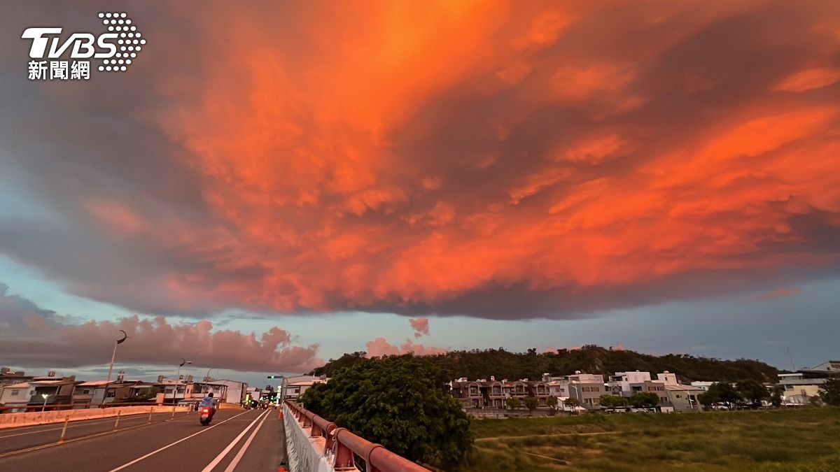 台東8日傍晚天空出現火燒雲。（圖／中央社）