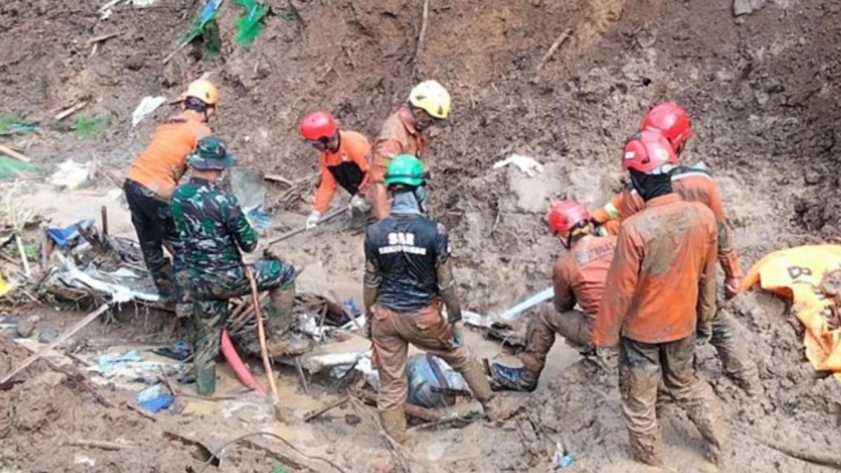 印尼蘇拉威西島遭逢驚人的暴雨，引發的土石流更襲擊當地1座非法金礦坑，造成11人死亡、45人失蹤的慘劇。（圖／翻攝自X@anews）