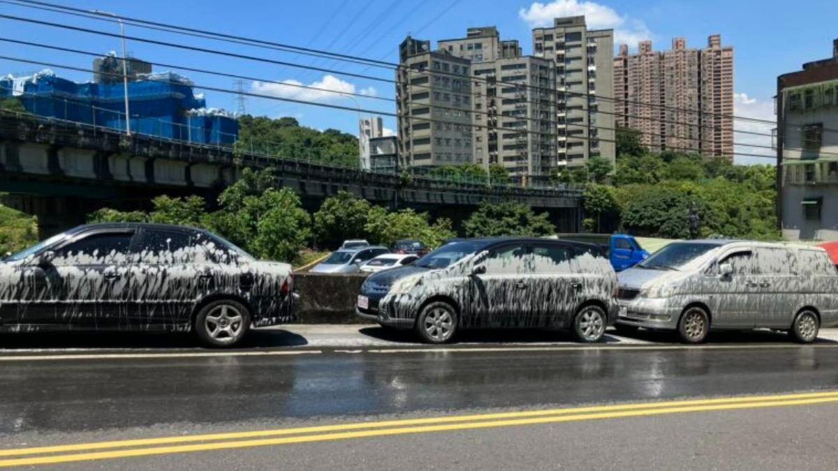 停在路邊的車輛慘被波及，乍看之下還以為是洗車泡沫。（圖／翻攝Facebook汐止集團）