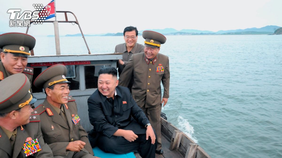 北韓最高領導人金正恩與部下們一同大笑。（圖／達志影像路透社）