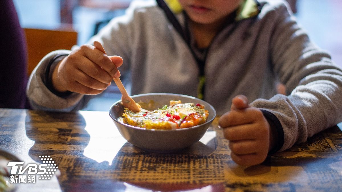 老師堅持孩子需一個人坐在教室外吃飯。（示意圖／shutterstock達志影像）