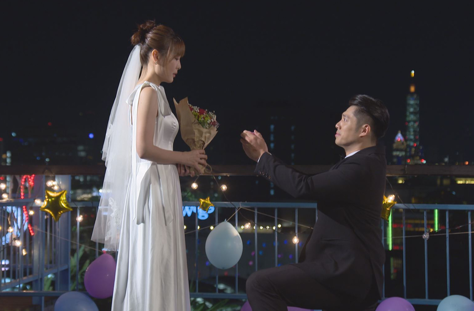 王盈凱（右）劇中在女方求婚後，也隨即拿出戒指求婚。（圖／台視提供）