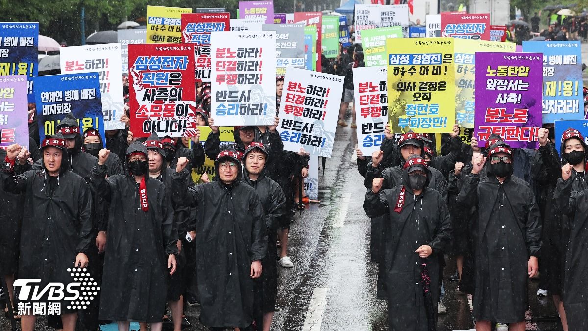 三星電子工會發動大規模罷工，約6500人走上街頭。（圖／達志影像歐新社）