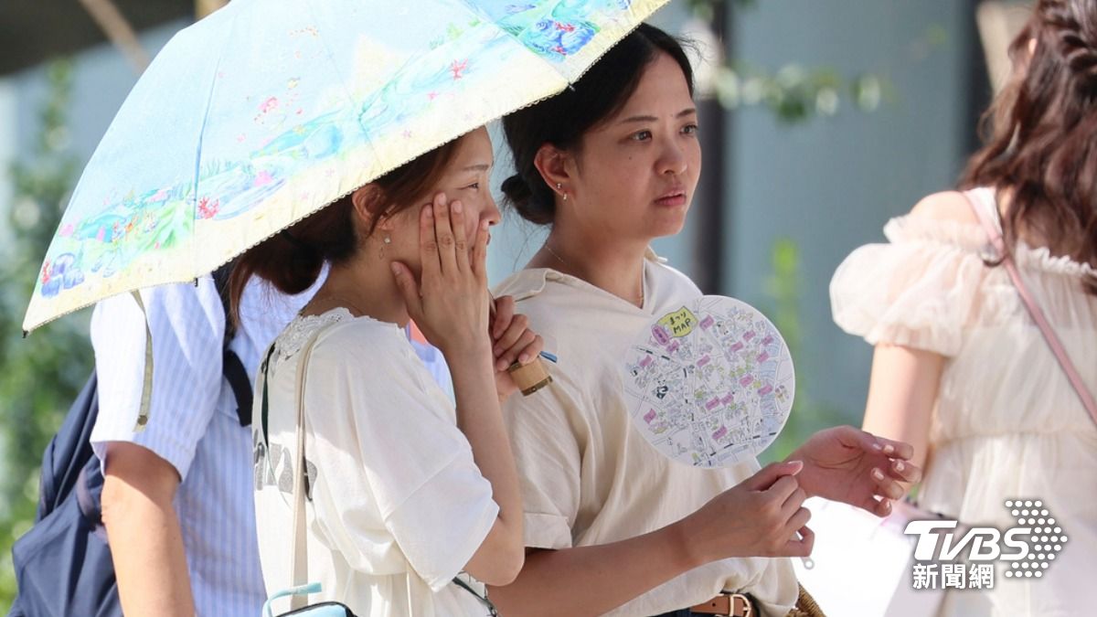 日本東京昨（09）日因中暑而遭救護車緊急送醫的人數高達106人，而根據東京都監察醫務院9日出爐的驗屍結果顯示，其中就有11人死於中暑。(圖／達志影像美聯社)