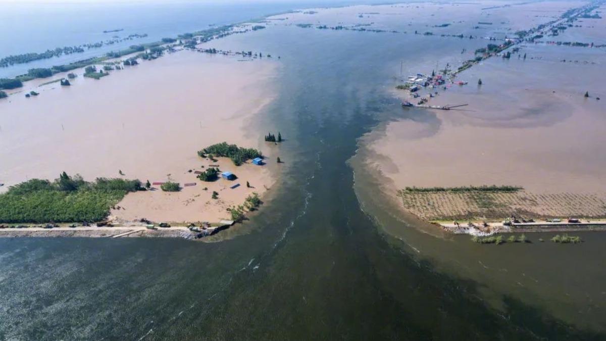 中國多地豪雨不斷，引發多地水災，洞庭湖更在日前決堤。（圖／翻攝自微博）