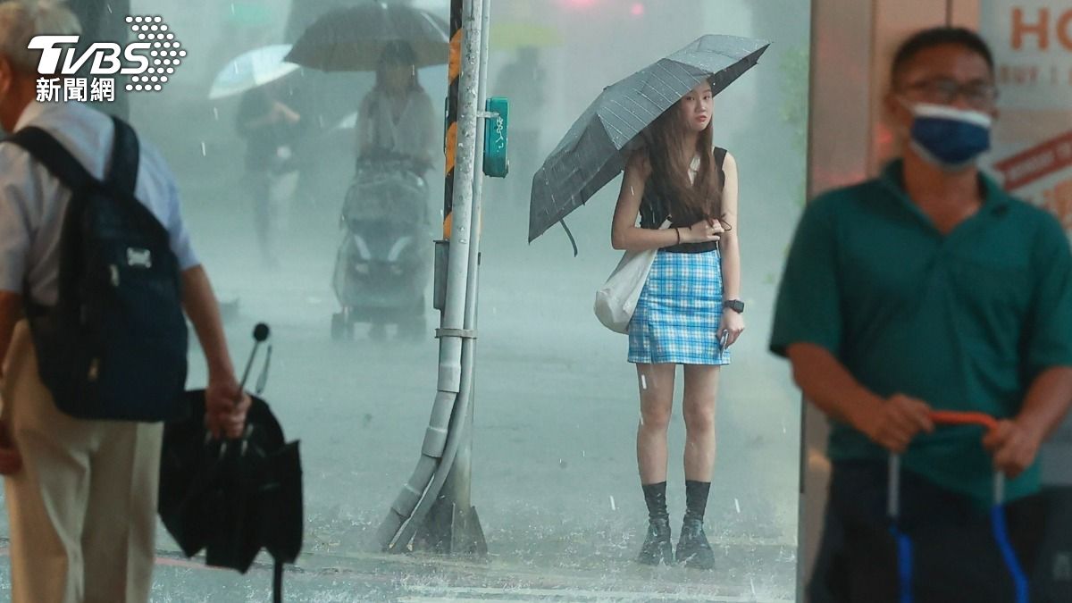 午後中部以北、東半部及各山區有雷陣雨。（圖／黃城碩攝）