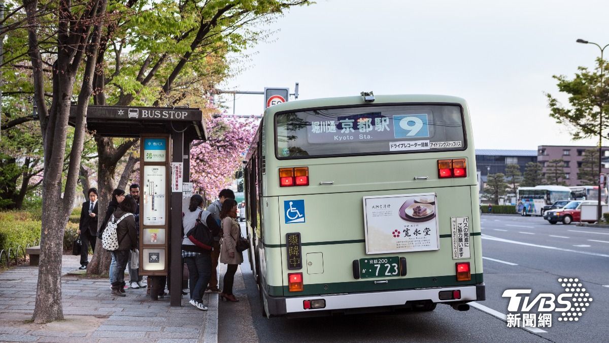 日本京都作為古文化歷史最悠久的地區，每年一到旺季則會吸引大量背包客前往旅遊，使得當地大眾交通工具人滿為患。(圖／達志影像Shutterstock)