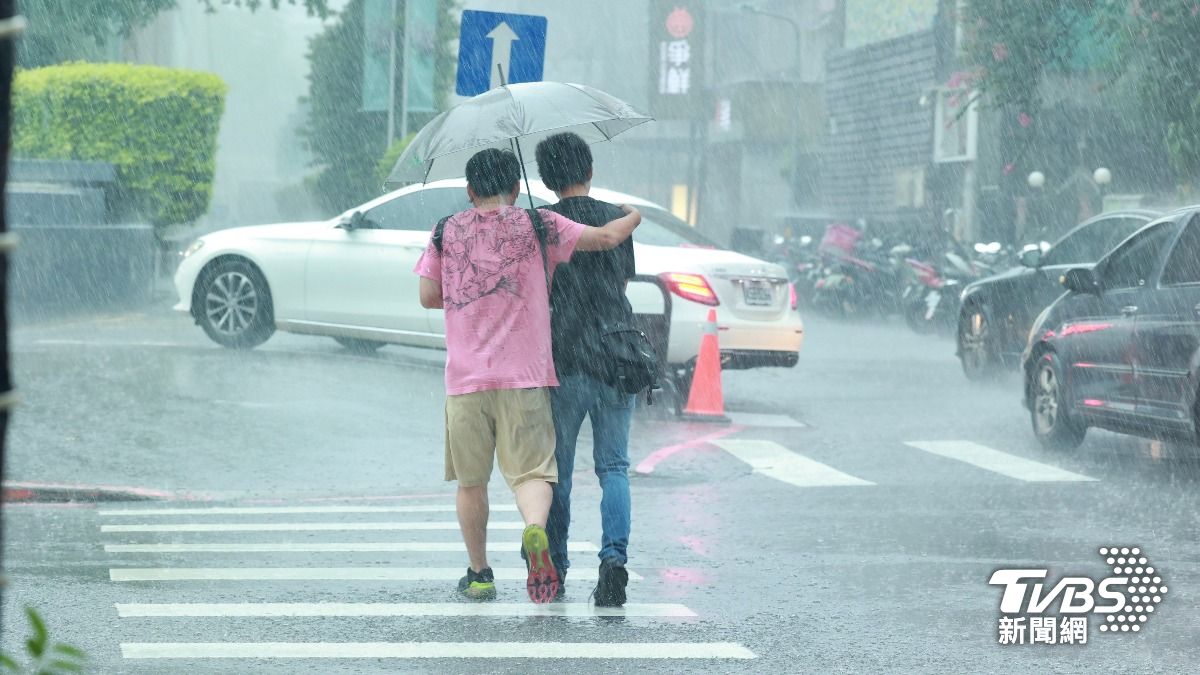 受低壓帶北抬影響，西南風增強中南部要慎防劇烈降雨。（圖／TVBS）