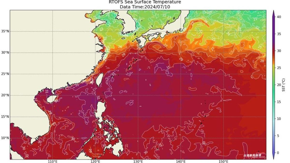 台灣周邊海域一片紫紅。（圖／翻攝自台灣颱風論壇｜天氣特急臉書）