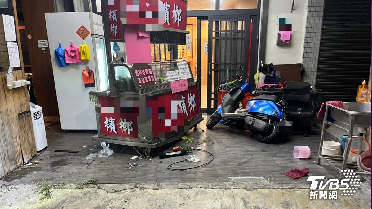 營業中的檳榔攤凌晨遭人惡意開車衝撞。（圖／TVBS）