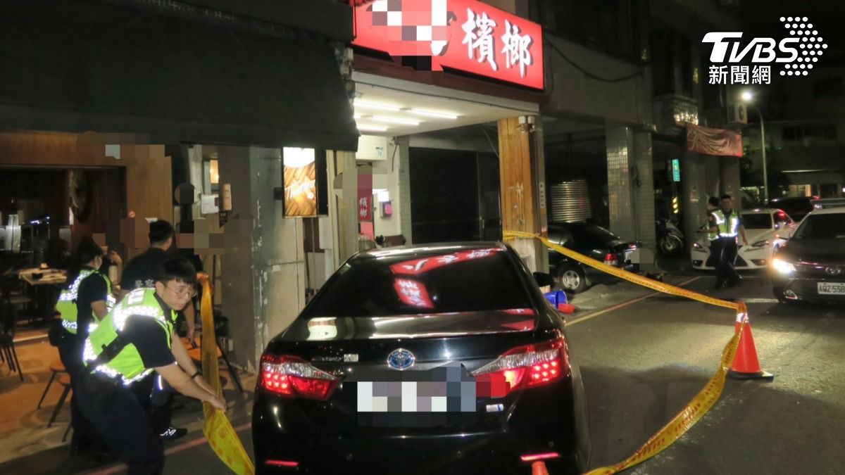 小客車撞到檳榔攤後,駕駛下車被另外一台車接走。(圖/TVBS)