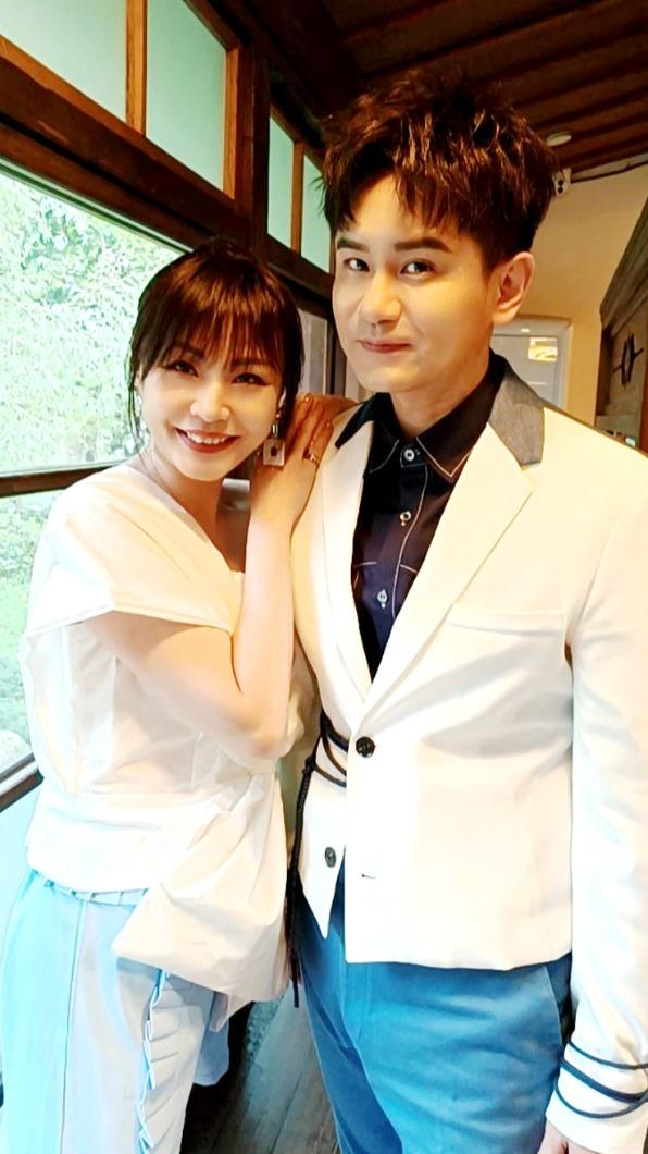 吳俊宏(右)自嘲錄音時很龜毛,師妹林琇琪則是非常快速。(圖/豪記唱片提供)