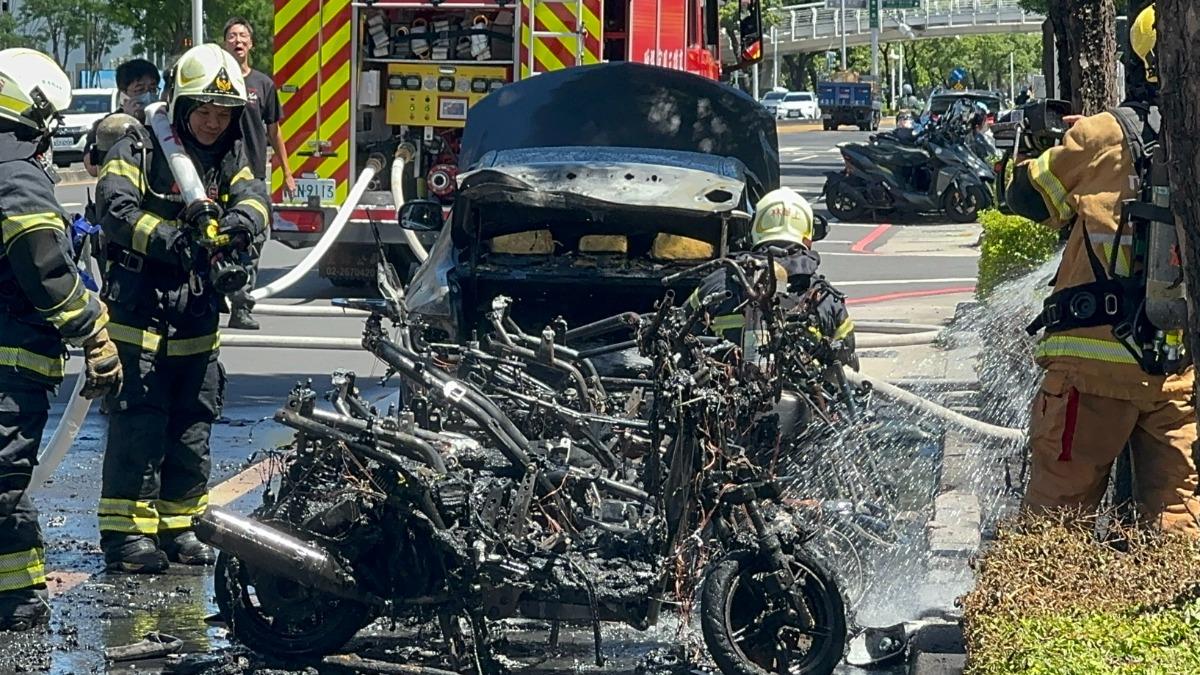 停放路邊機車因不明原因起火燃燒。（圖／民眾提供）