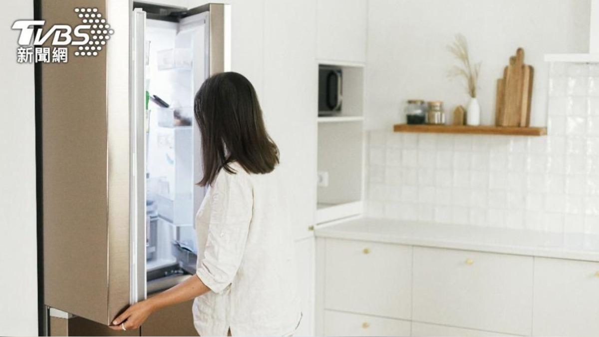 冰箱冷藏方式不當，恐引發食物中毒。（示意圖／shutterstock達志影像）