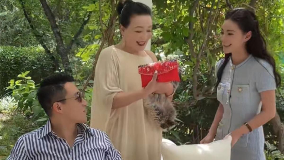 Mandy準備大紅包給婆婆張蘭。（圖／翻攝自微博）