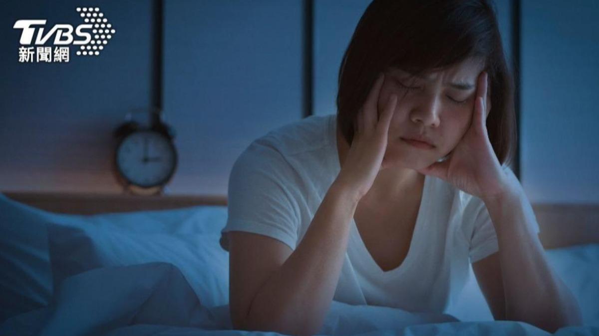 研究指出，即使每日睡眠時間達7小時，若就寢時間不規律仍會提升心血管疾病的風險。（示意圖，非當事人／shutterstock達志影像）