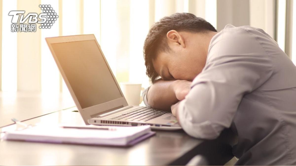 經常打瞌睡是慢性發炎的徵兆之一。（示意圖，非當事人／shutterstock達志影像）