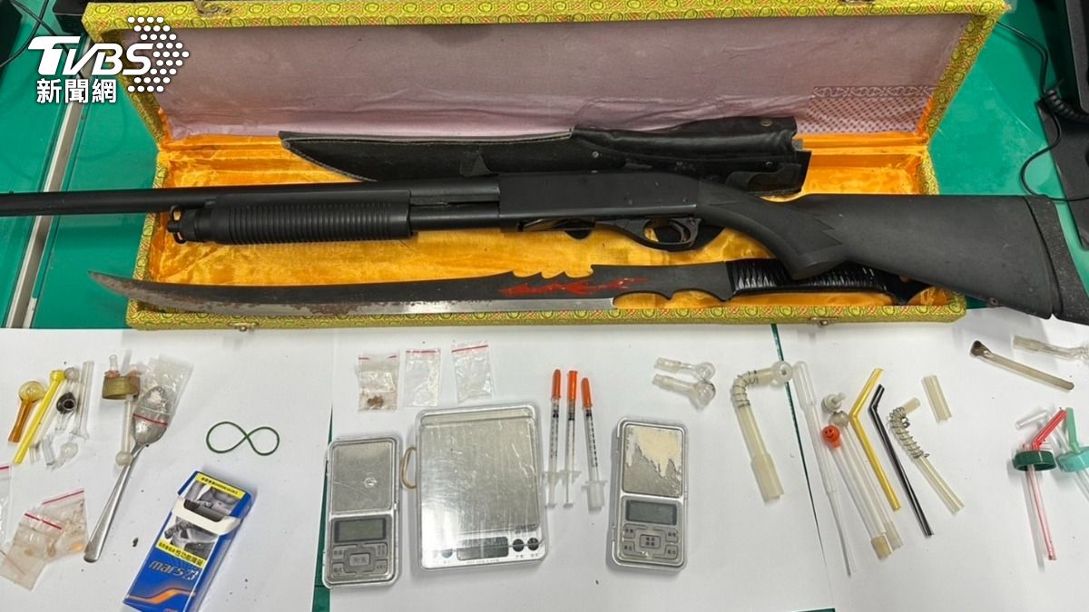 警方查獲霰彈槍、開山刀以及各式毒品吸食器。（圖／TVBS）