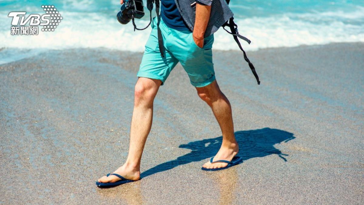 夏季天氣炎熱，許多人出門會穿夾腳拖。（示意圖，與本事件無關／shutterstock達志影像）