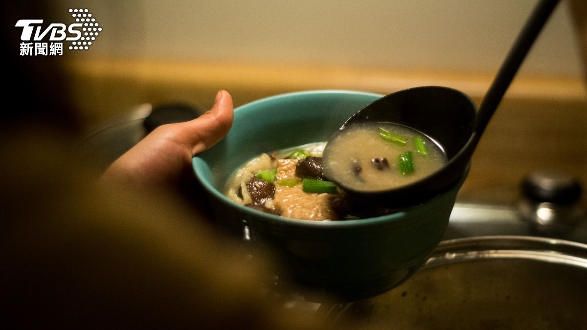 味噌湯含鹽量高易傷胃。（示意圖／Shutterstock達志影像）