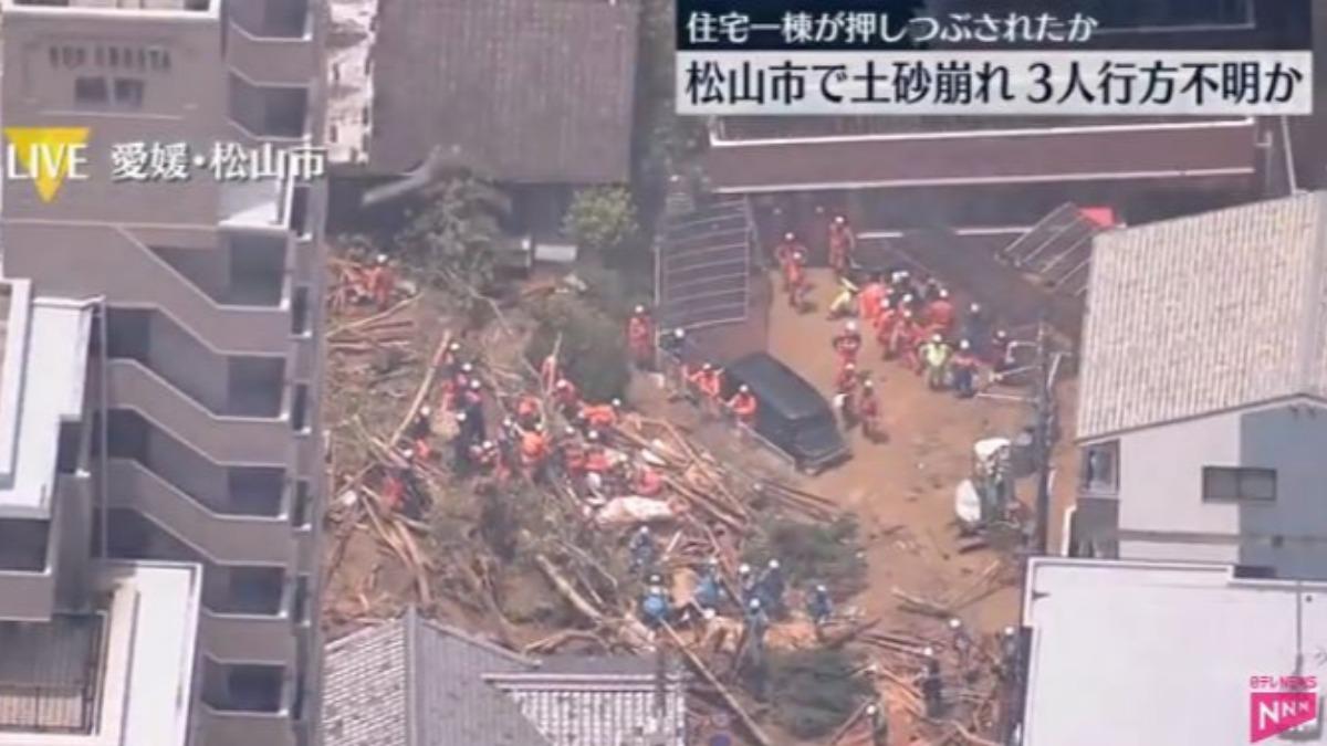 愛媛縣松山市清水地區裡一處鄰接松山城天守閣山面的住宅區發生土石流，多棟住宅遭掩埋。（圖／擷取自日本新聞網）