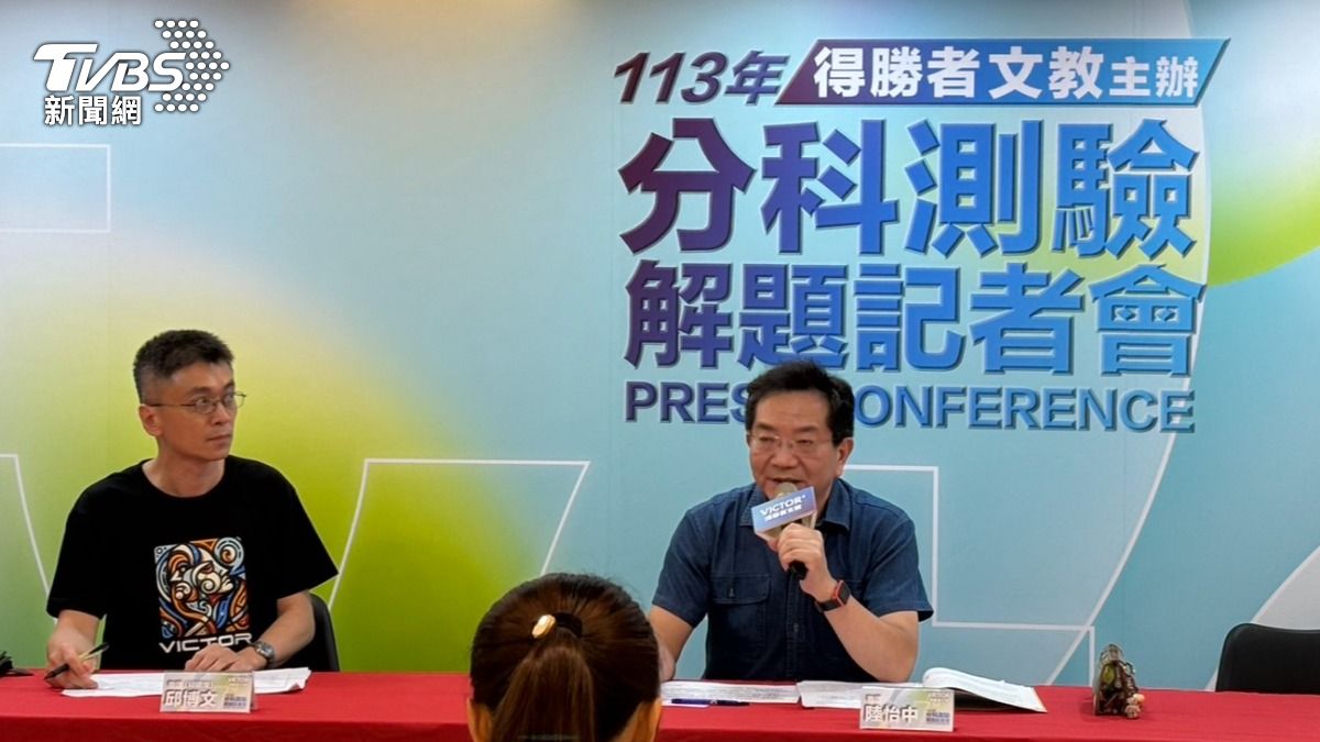 左起物理老師 邱博文、師大附中物理老師 陸怡中。（圖／記者萬紹安攝）