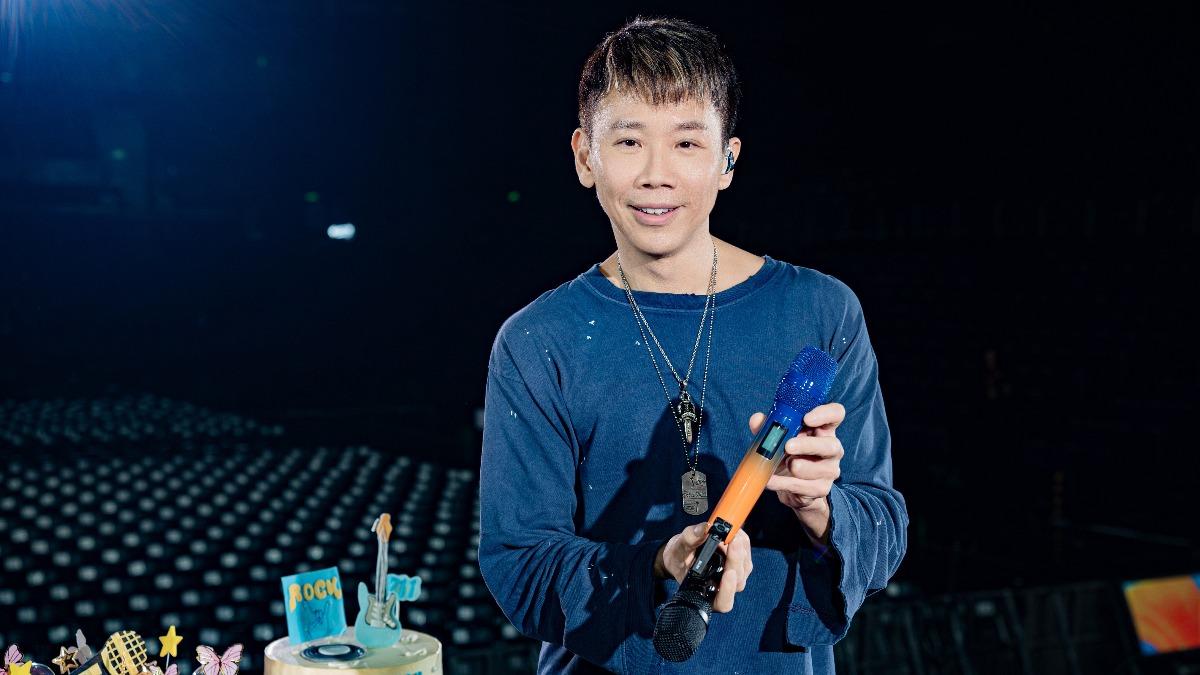 陶喆收到老婆送的藍橘配色麥克風，讓他開心不已。（圖／偉大文化提供）