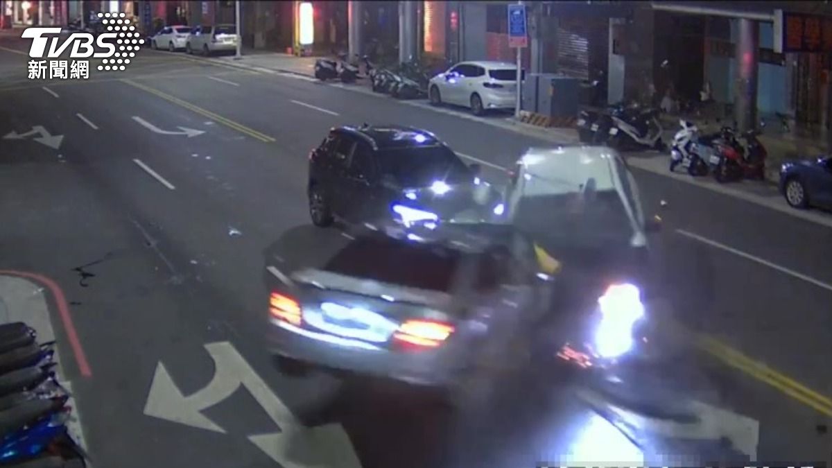 車禍撞擊瞬間。(圖/TVBS)