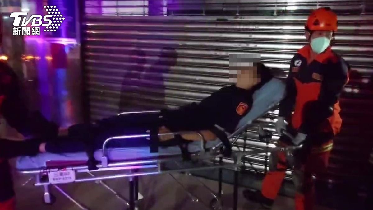 員警黃瑋震重傷身亡,周姓員警則是送醫治療。(圖/TVBS)