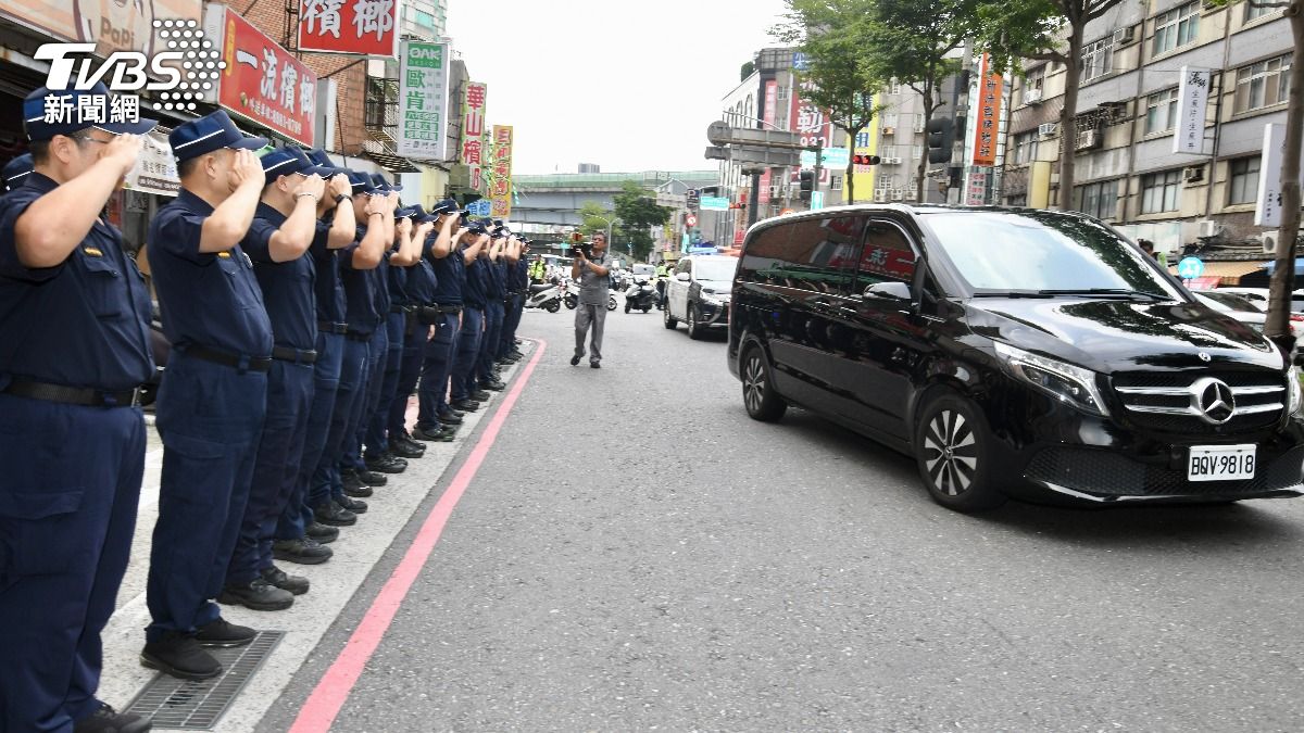 員警黃瑋震遭毒駕撞死，三重厚德派出所同仁紅眼框悲喊「任案結束，一路好走」。（圖／胡瑞麒攝）