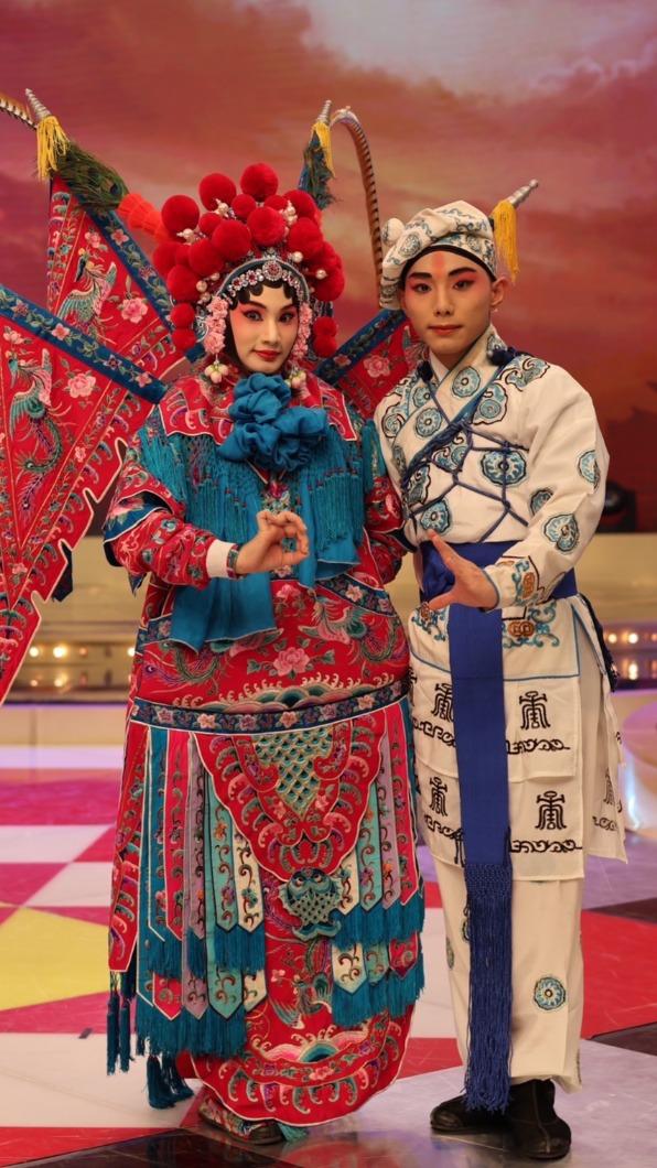 林義芳兒女林柏宇、林宜禾表演傳統戲曲。(圖/民視提供)