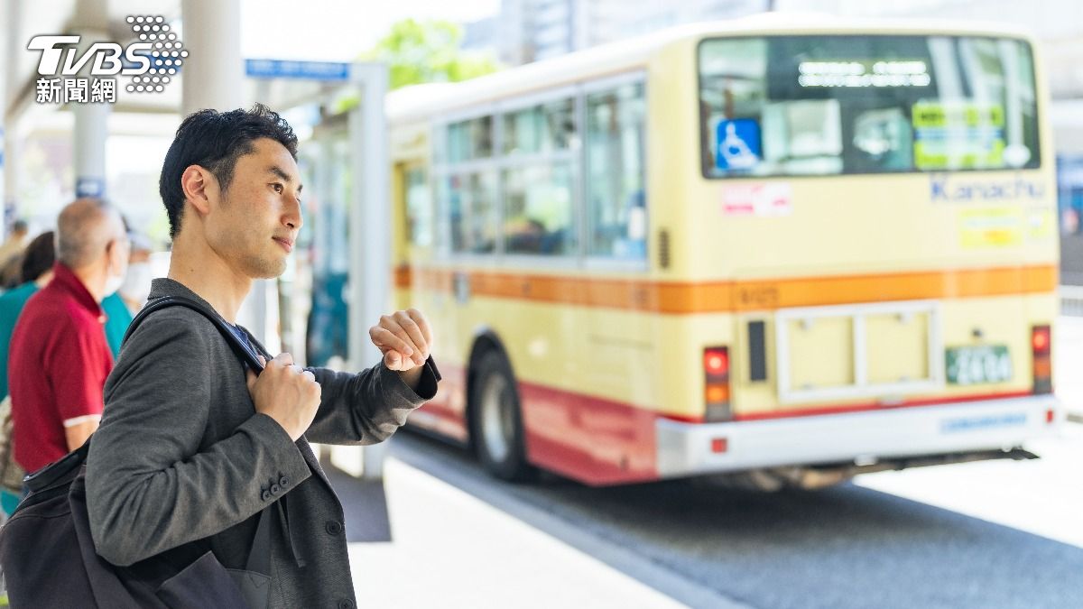 京都市公車走道被觀光客攜帶的大行李箱塞滿，引發網友熱議。（示意圖／shutterstock達志影像）