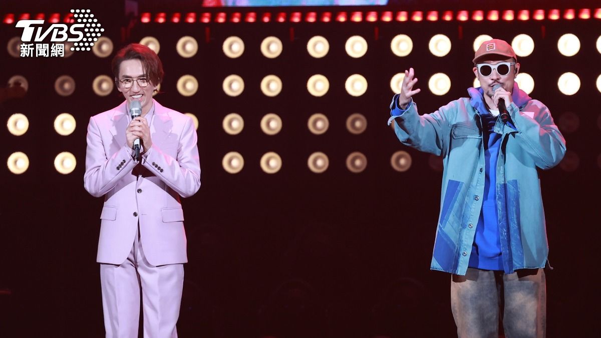 林志炫（左）和熱狗對唱〈曾經我也想過一了百了〉。（圖／黃城碩攝）