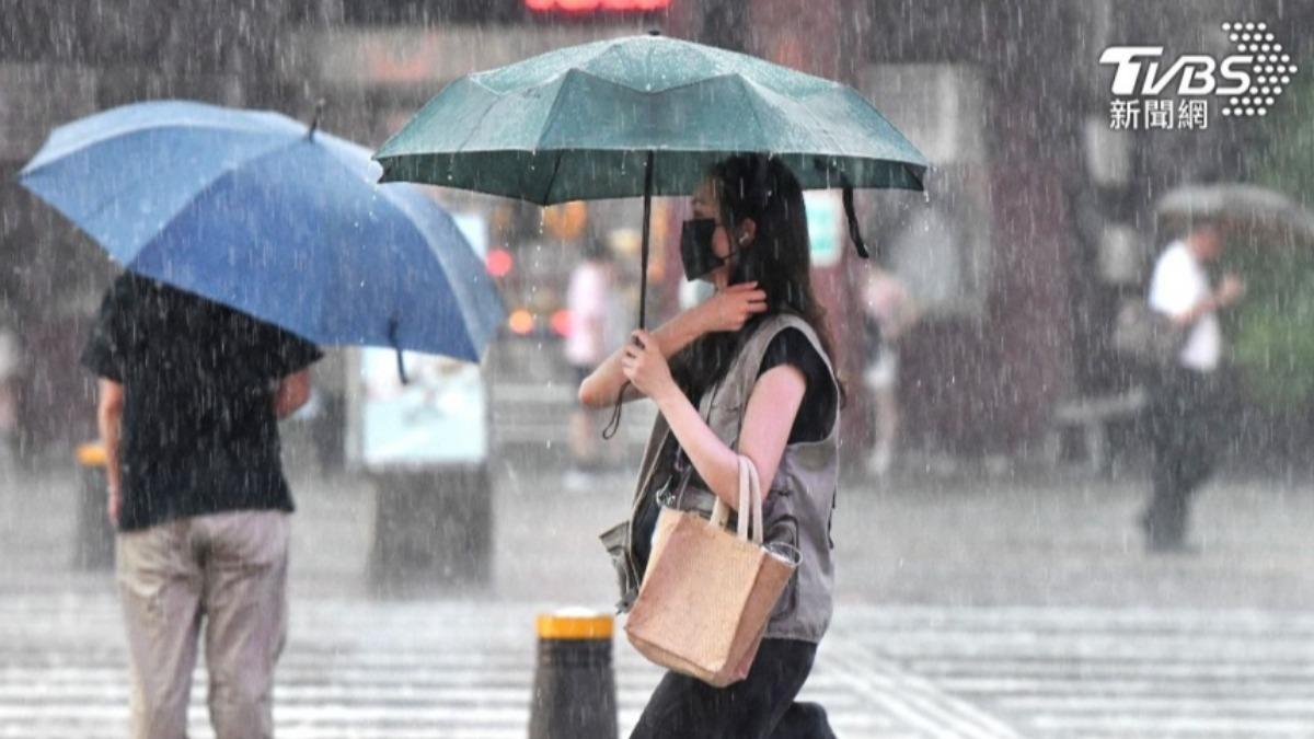 氣象署發布大雷雨特報。（圖／胡瑞麒攝）